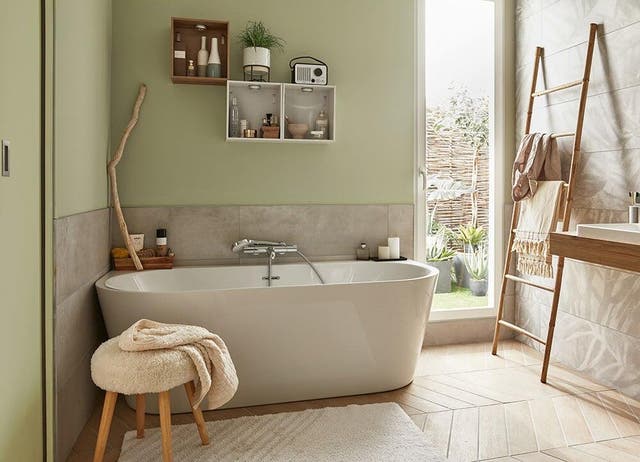 photo d'une salle de bains avec une baignoire ilot 