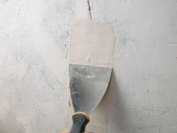 Comment réparer et reboucher les trous d'un mur en béton