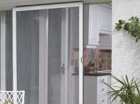 Comment choisir une moustiquaire pour ses fenêtres ou ses portes ?