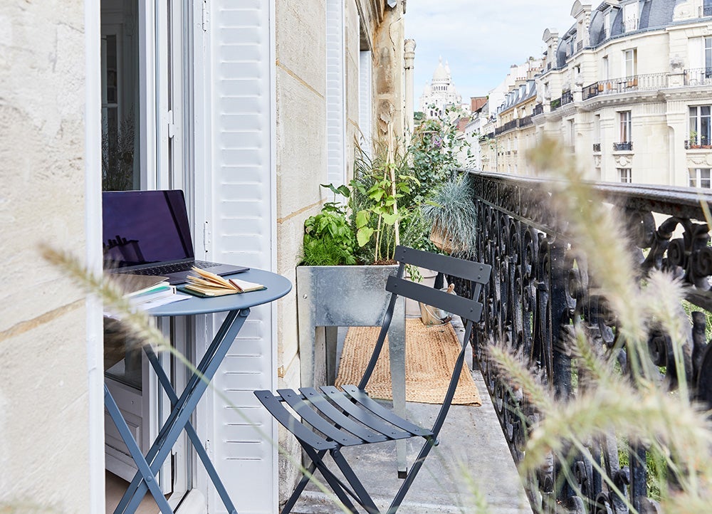 Arrangement De Salon Extérieur Avec Chaise Longue Table En Verre Balcon Vue  Sur Le Lac