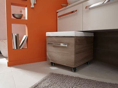 photo d'une assise dans une salle de bains