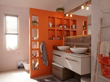 photo d'une douche à l'italienne dans une salle de bains avec des niches