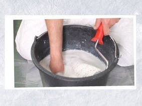 Une personne qui nettoie ses outils de peinture