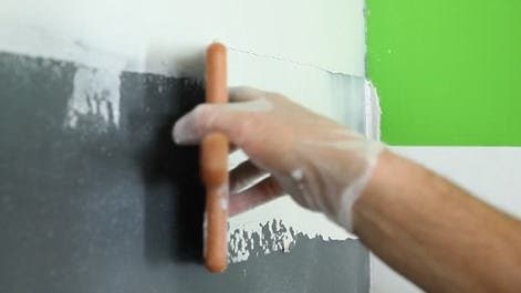 Comment peindre un mur au rouleau ? Explication et application. 