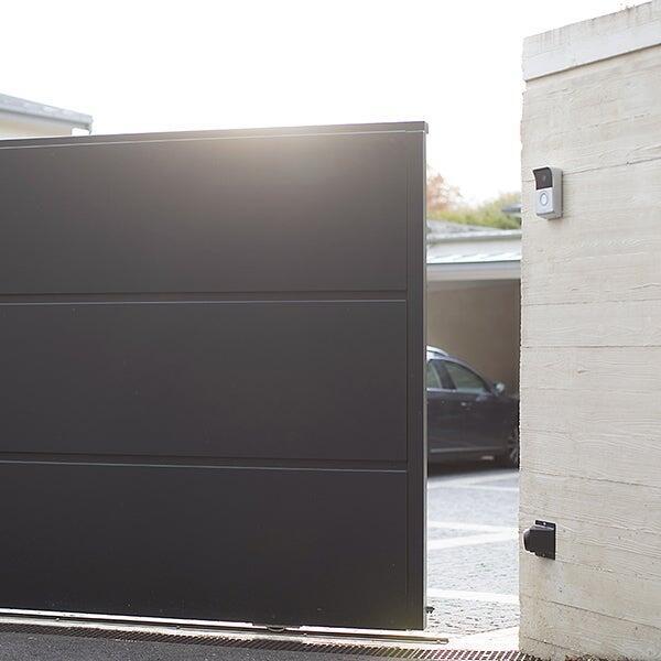 De jour comme de nuit, grâce à la vision grand angle, la vision nocturne et la mémoire d’images, vous savez qui se présente ou s’est présenté chez vous. Depuis le ou les moniteur(s) intérieur(s), vous pouvez entendre et parler avec votre visiteur ainsi que lui ouvrir votre portail ou votre portillon.
Vous décidez ainsi librement qui entre et sort de chez vous !