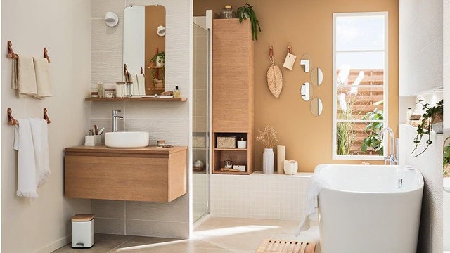 Photo Leroy Merlin d'une salle de bain bois et blanche effet nature. 