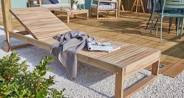 cour mobilier table chaise transat
