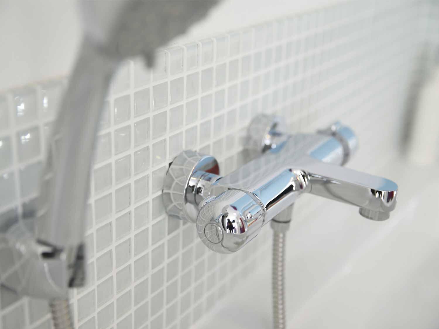 monté sur le mur diamètre 15 cm robinet mitigeur baignoire laiton chromé Comficent Robinet thermostatique pour baignoire et douche 