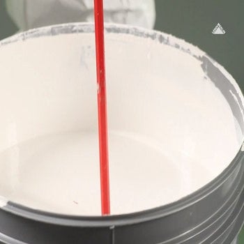 Melanger de la peinture avec un mélangeur