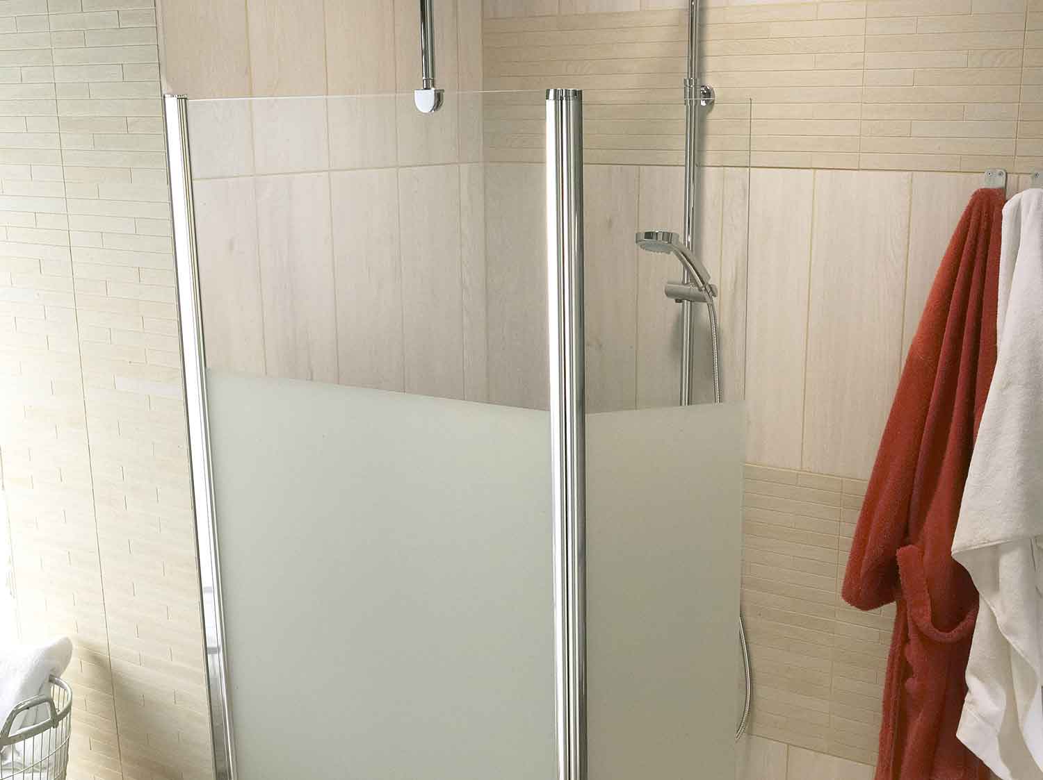 Salle de bains coin cabine simple avec douche en verre et portes