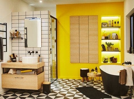 photo d'une salle de bains jaune éclairée