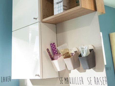 photo d'accessoires suspendus dans une salle de bains