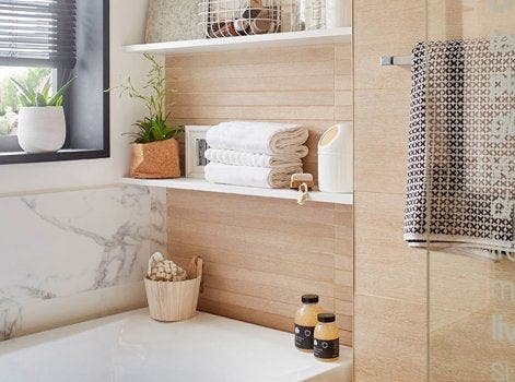 photo de rangements au dessus d'une baignoire