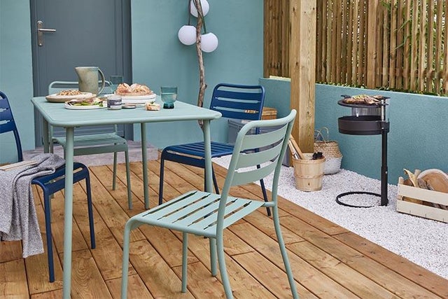 cour mobilier table chaise transat