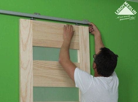 Comment poser une porte intérieure coulissante en applique ? | Leroy Merlin