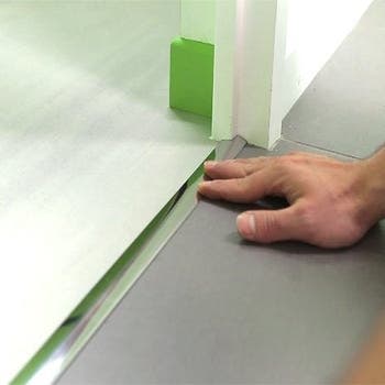 DIY : posez vous-même une barre de seuil pour vos portes intérieures
