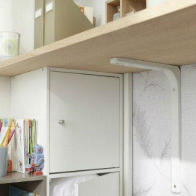 Fixer une étagère sans percer : 8 astuces pour éviter les trous