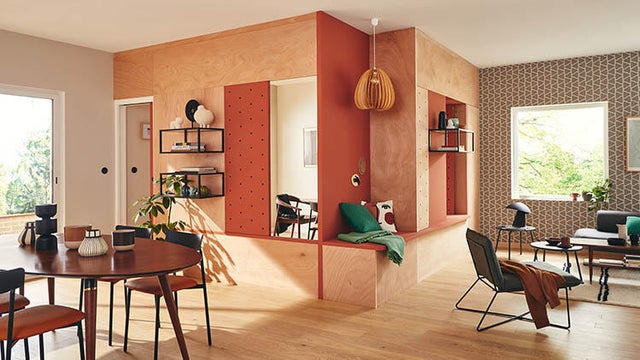 Photo d'un salon avec des murs en bois