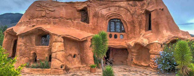 La maison du mois : une maison en terre cuite fabriquée à la main