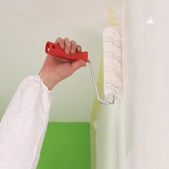 Appliquer la peinture avec le rouleau sur le mur