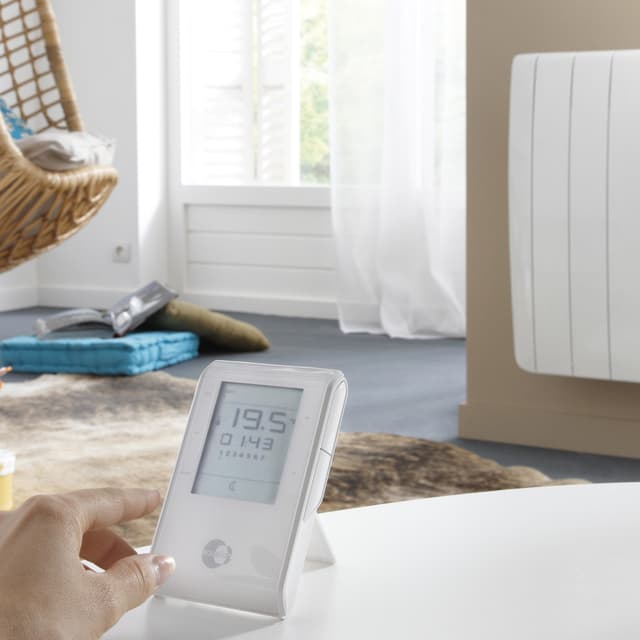 Quarto com emissor térmico com regulador de temperatura. 