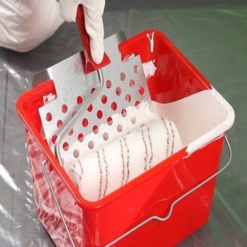 Mettre de la peinture sur le rouleau