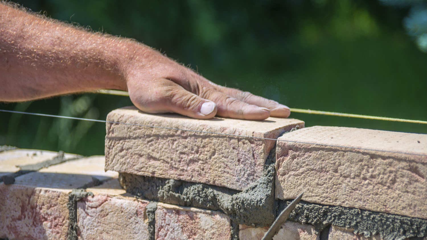 Comment construire un mur en briques ?