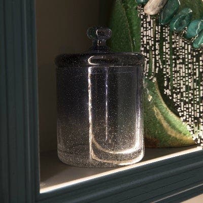 Une cloison de rangement dans l'entrée