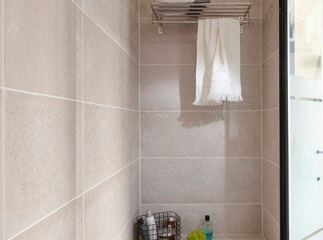 photo de rangement autour de la douche