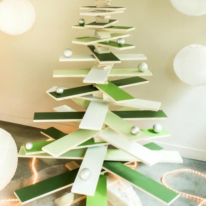 photo d'un sapin de noël en planche de bois