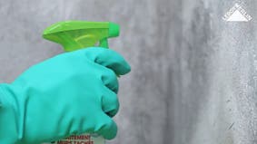 photo d'un homme qui pulvérise du produit antitaches