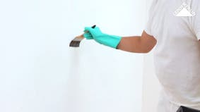 photo d'un homme imperméabilisant le mur