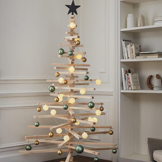 photo d'un sapin de noël avec des tasseaux