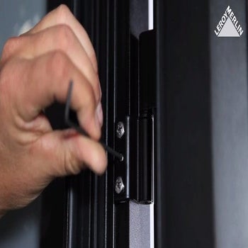 Photo d'une porte d'entrée mal réglée