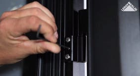 Photo d'une porte d'entrée mal réglée
