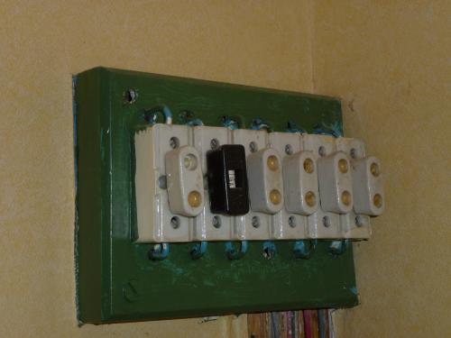Ancienne plaque signalétique électrique Pièces nues sous tension très
