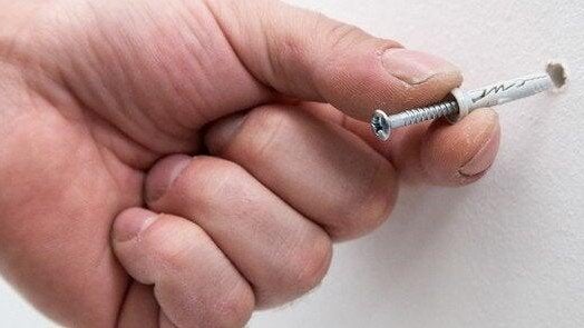 Fixer les rails, tasseaux, lambourdes