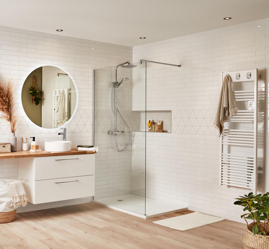 Une douche à l’italienne blanche, à l’unisson des murs Leroy Merlin
