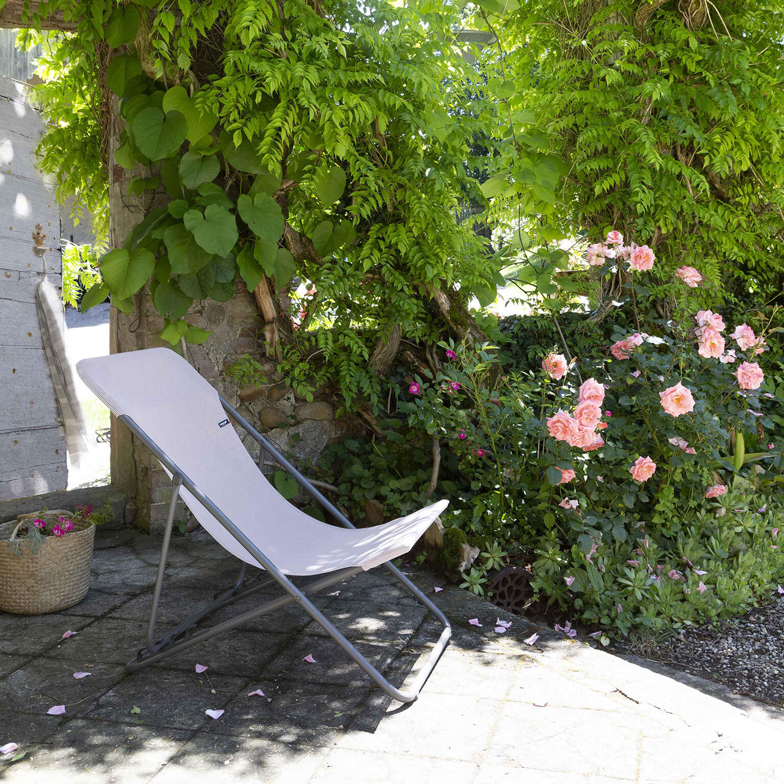 Transat de jardin LAFUMA MOBILIER Batyline en acier rose - 3