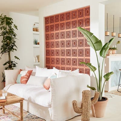 salon moderne avec cheminée, canapé, balcon et tapis à motifs