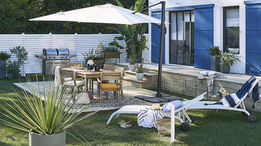 Balcon avec coin repas et barbecue électrique