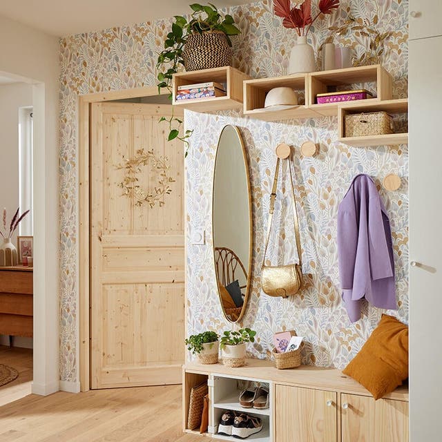 Photo d'une entrée aménagée avec des rangements en bois. 