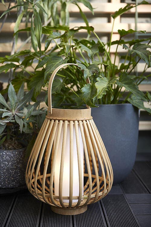 photo d'une lampe à poser sur un balcon pour recevoir industriel