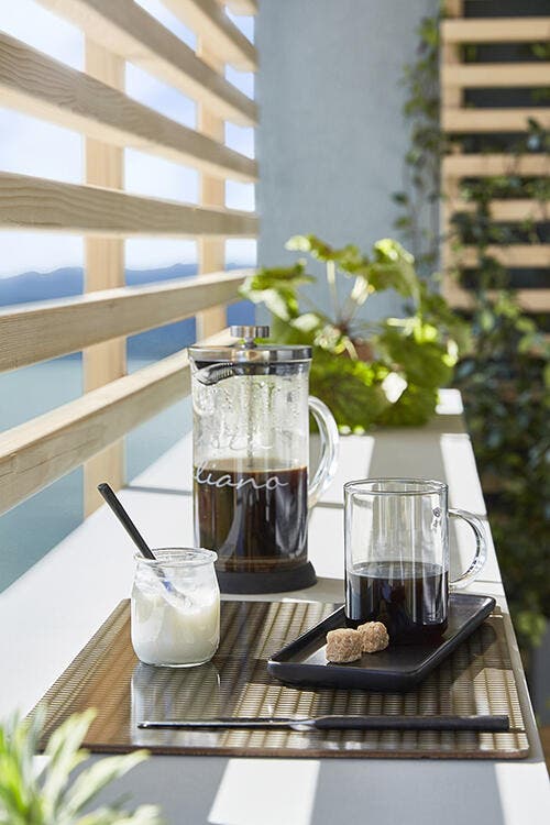 photo d'un plateau repas sur un balcon pour recevoir industriel
