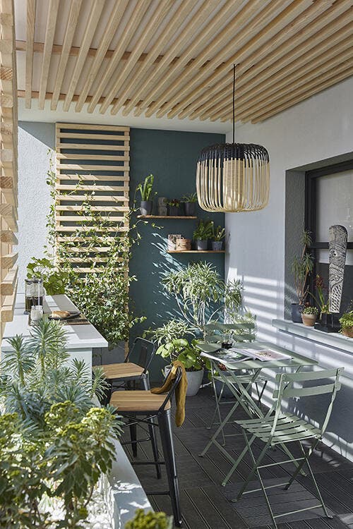 photo d'un espace repas modulable sur un balcon pour recevoir industriel