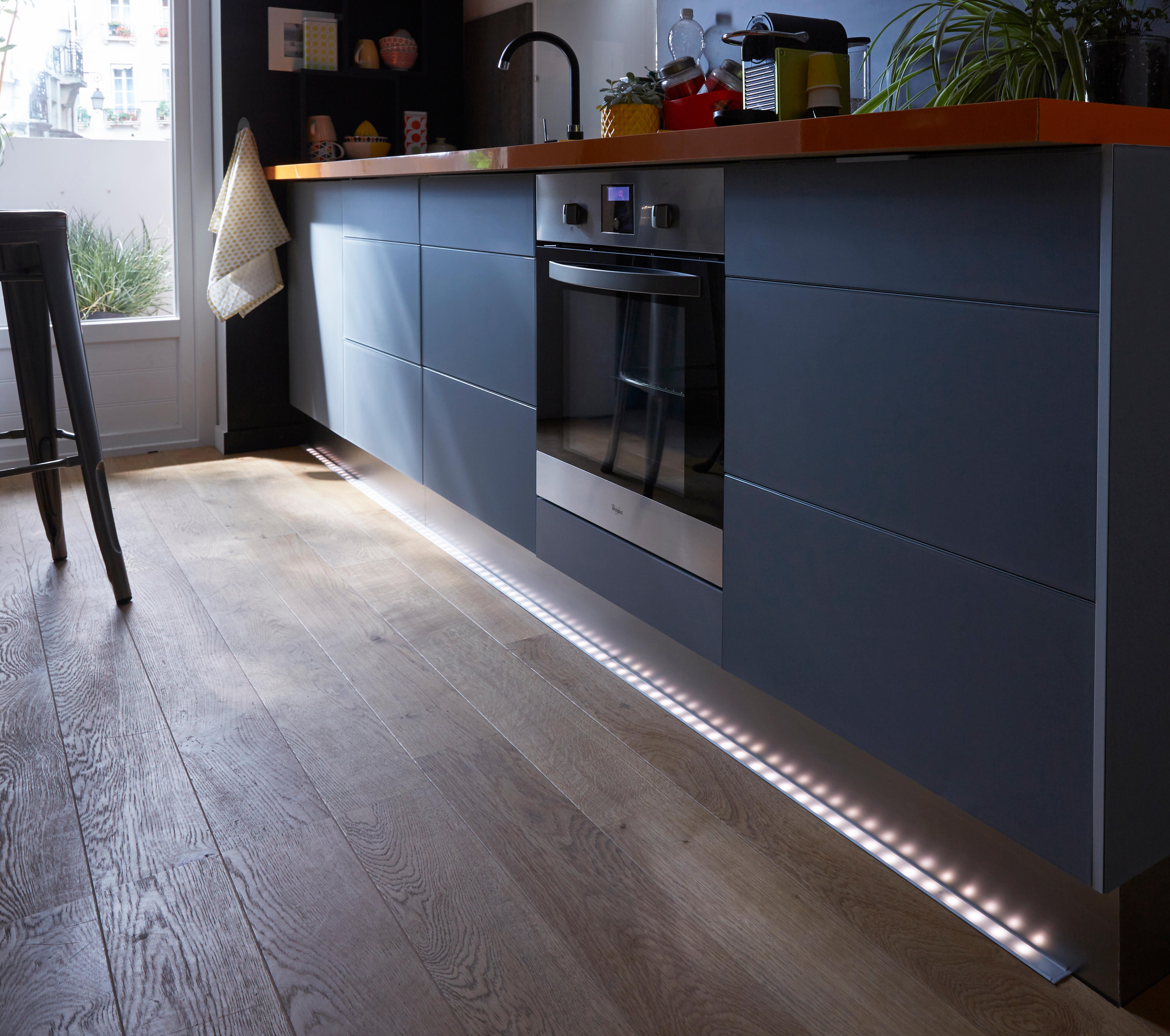 Un ruban LED aux pieds des meubles de cuisine