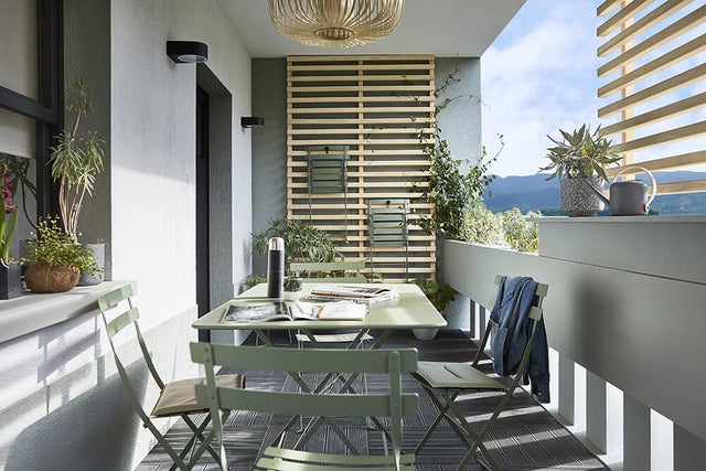 photo d'un espace repas modulable sur un balcon pour recevoir industriel