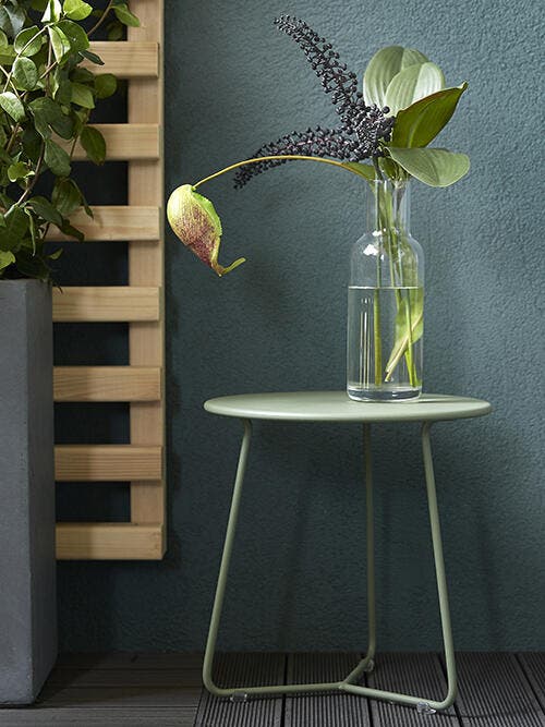 photo d'un vase avec une fleur sur un balcon pour recevoir industriel