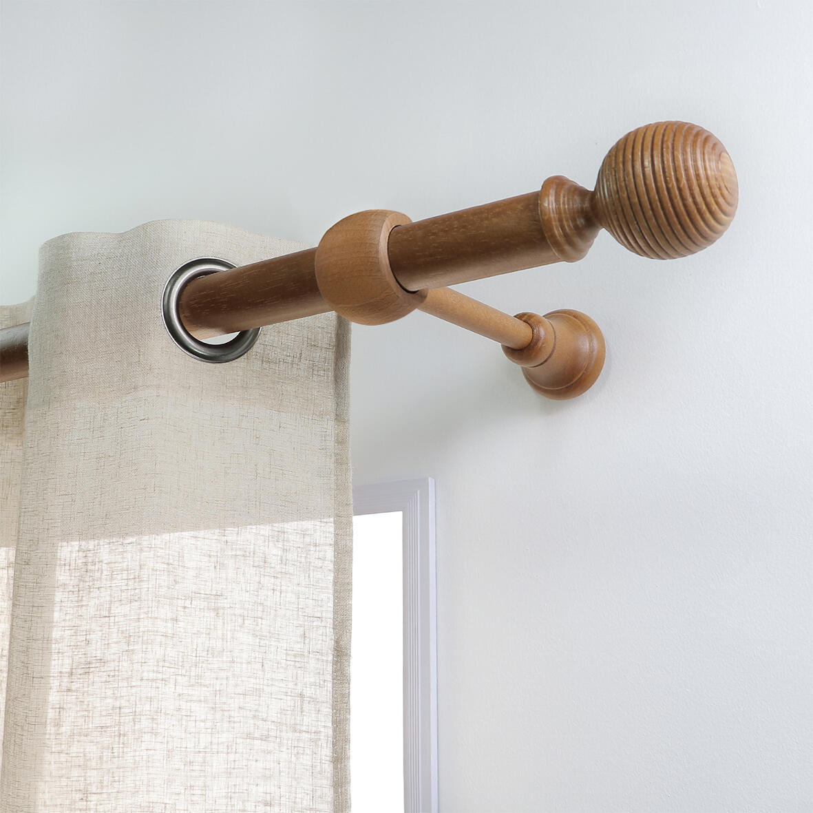 Découvrez notre sélection de supports et accessoires pour rideaux en bois