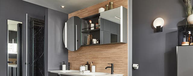 photo d'une salle de bain au thème chic en noir, gris et bois 
